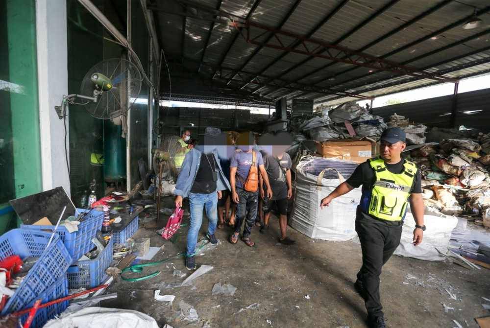 Polis menggempur sebuah kilang di Rawang, Selangor pada Khamis dan menahan PATI serta menyelamatkan dua mangsa disyaki dieksploitasi sebagai buruh paksa.