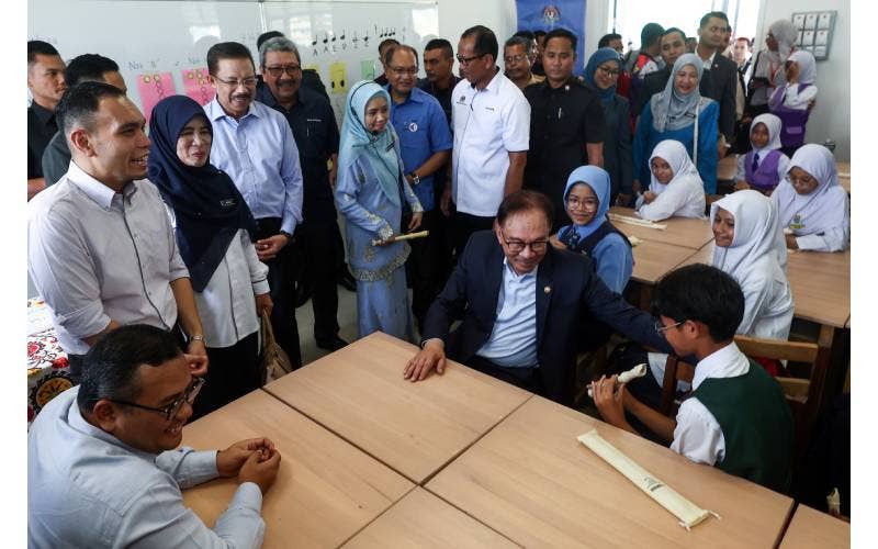 Menerusi aspek Karamah Insaniah, KPM telah berjaya melaksanakan program pembelajaran dan aktiviti yang mengembangkan adab, akhlak dan integriti di kalangan pelajar. - FOTO: BERNAMA