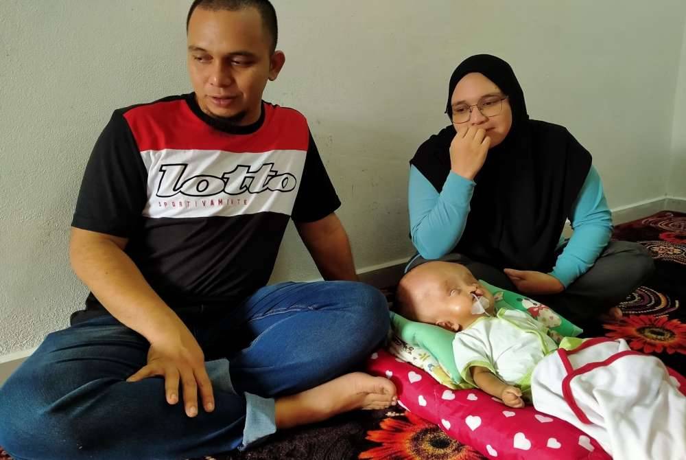 Gambar kenangan Muhammad Bilal Yusra di samping kedua ibu bapa di rumah mereka Sungai Ular, Kulim.- Gambar fail