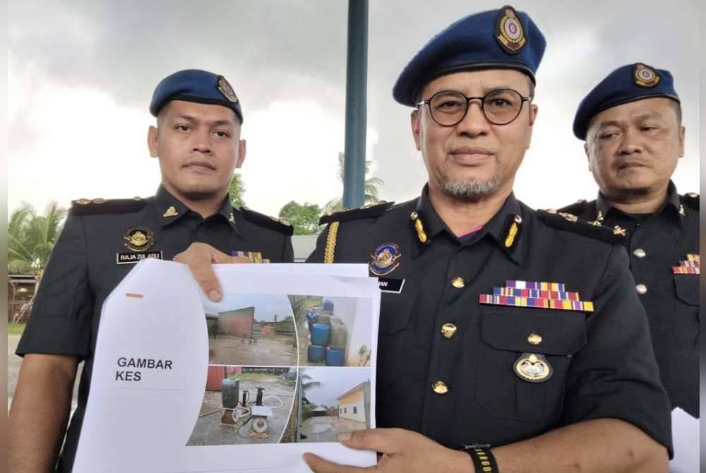 Azman menunjukkan stor haram yang digeledah dan menemui diesel yang dipercayai untuk diseludup ke negara jiran.