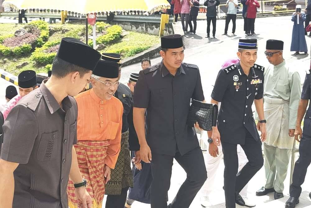 Al-Sultan Abdullah berangkat tiba di Masjid Lumu, Kuala Selangor bagi menunaikan solat Jumaat.