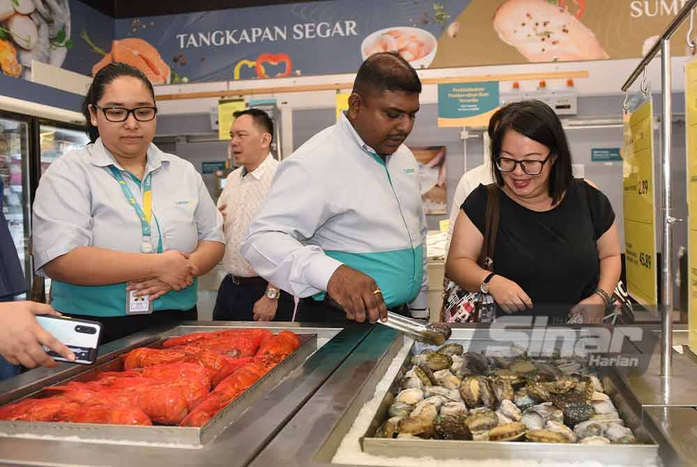 Makanan laut termasuk tiram yang boleh didapati di Lotus's Wangsa Walk.Lotus's Wangsa Walk. Foto SINARHARIAN/MOHD RAFIQ REDZUAN HAMZAH.