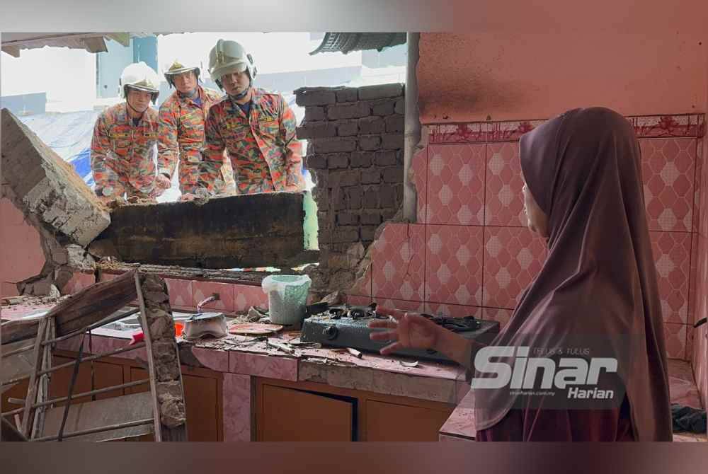 Anggota bomba melakukan pemantauan di kawasan runtuhan.
