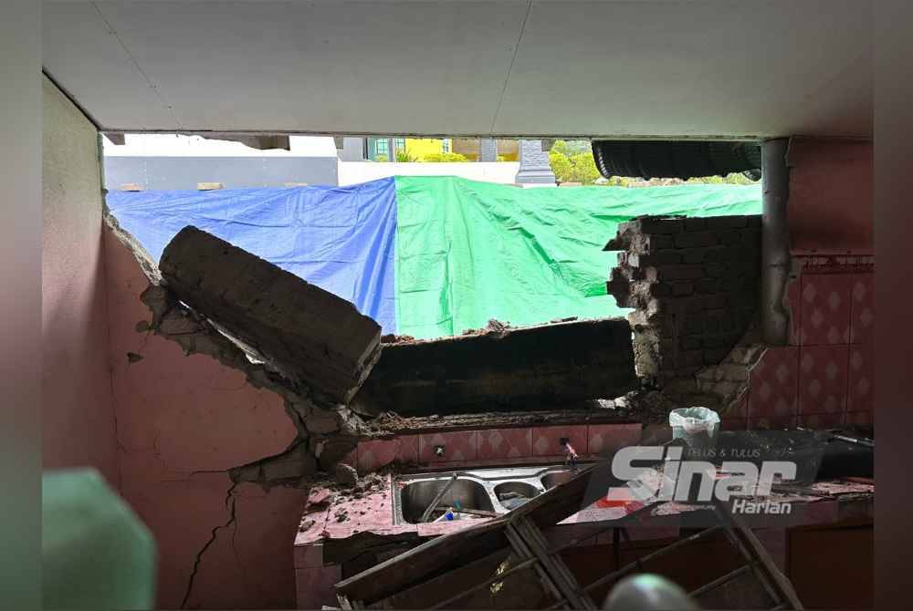 Dinding rumah mangsa yang roboh.