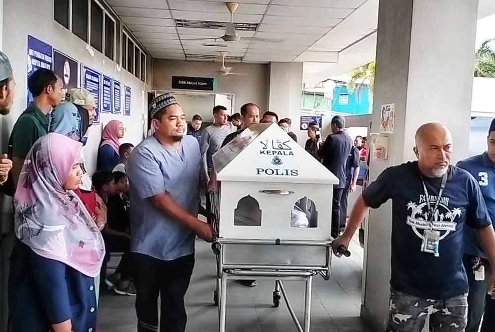 Jenazah Nor Faizah yang dibawa masuk ke dalam kereta jenazah sebelum dibawa pulang ke Kampung Pintu Gerbang,Bachok,Kelantan untuk dikebumikan.