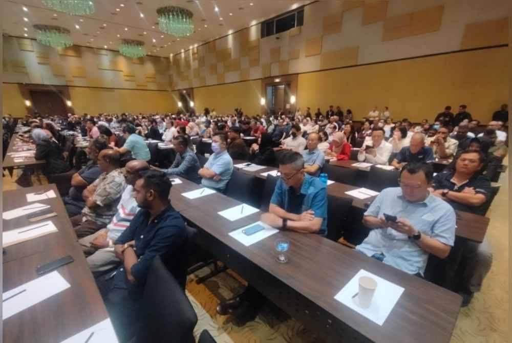 
Sebahagian peserta hadir pada Sesi Townhall Exco Kerajaan Tempatan bersama pemilik dan pengusaha kilang tanpa kebenaran di Klang pada Jumaat