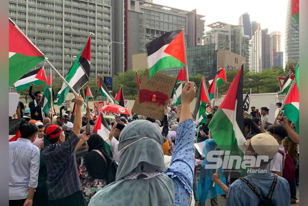 Ratusan peserta berhimpun menyatakan kutukan terhadap kekejaman Israel dalam Himpunan Malaysia Bangkit Tolak Veto Amerika di PBB berdekatan Kedutaan Amerika Syarikat, Jalan Tun Razak dekat sini pada Jumaat.