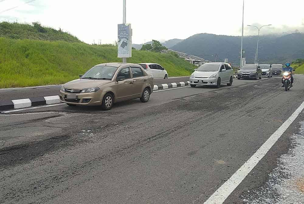 Penduduk setempat bimbang keadaan Jalan Meru Raya-Klebang itu akan merosakkan kenderaan mereka jika tidak dibaiki segera.