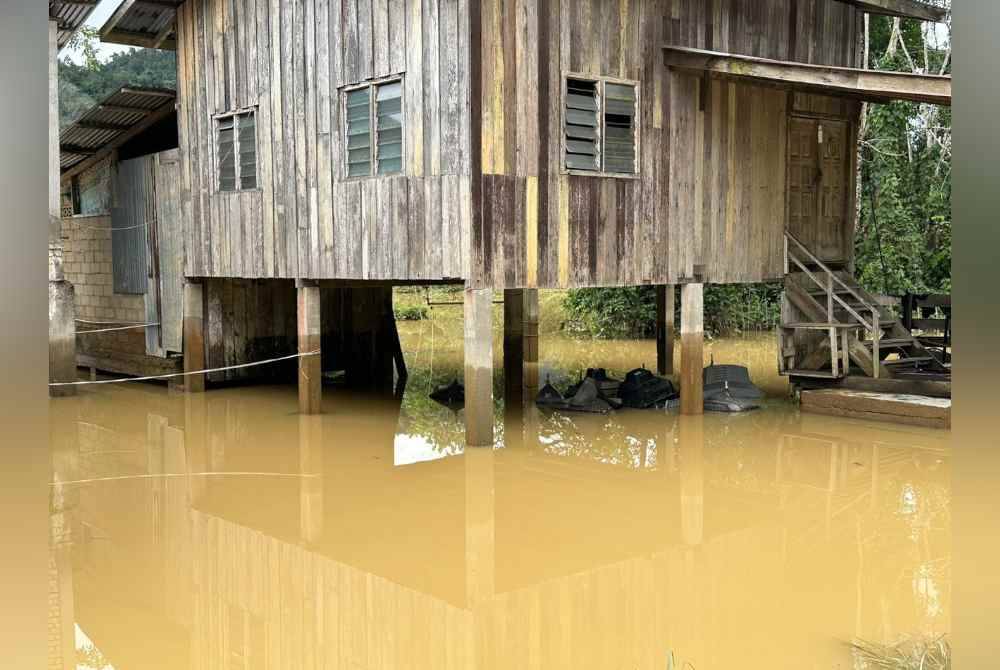 Keadaan rumah penduduk yang dinaiki air di Kuala Krai susulan hujan lebat.