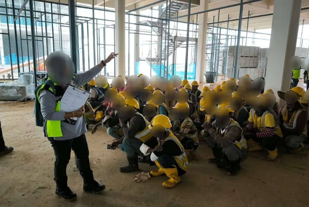 Sebahagian warga asing dikumpulkan setelah ditahan. - Foto Jabatan Imigresen Negeri Johor