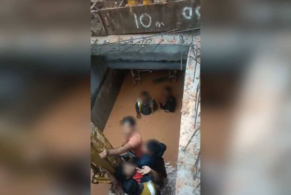 Sebahagian warga asing cuba bersembunyi elak dicekup. - Foto Jabatan Imigresen Negeri Johor