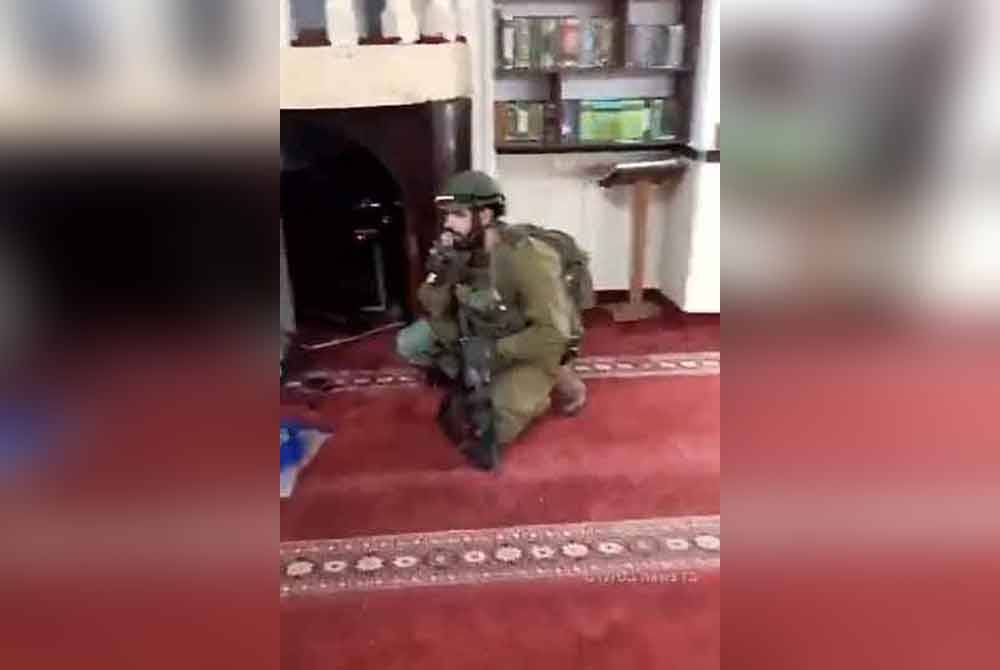 Rakaman video memaparkan tingkah laku menjengkelkan askar Israel yang turut tular di media sosial. - Foto Agensi