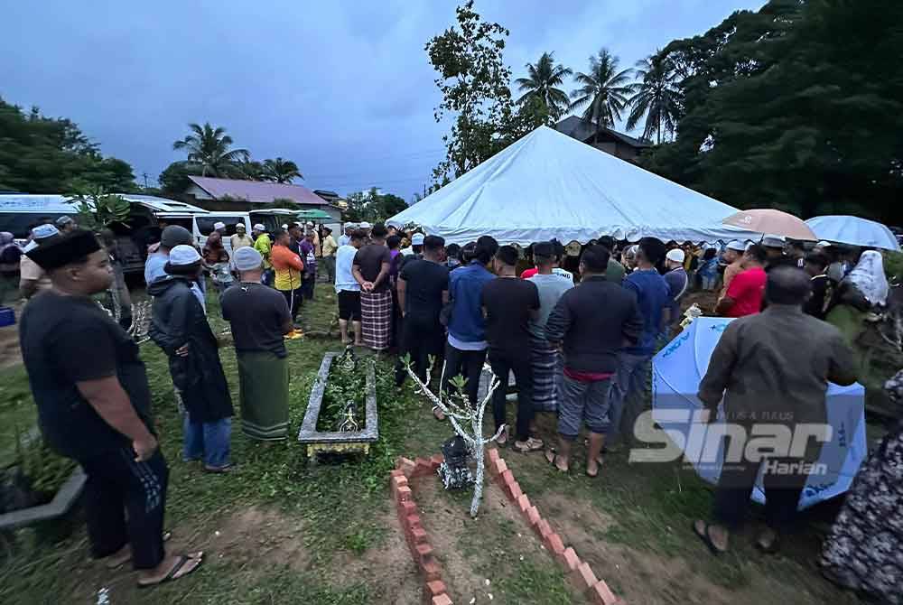Saudara-mara Allahyarham Nor Faizah berkumpul di Tanah Perkuburan Islam Kampung Pintu Gerbang untuk pengebumian kira-kira jam 6.50 petang.