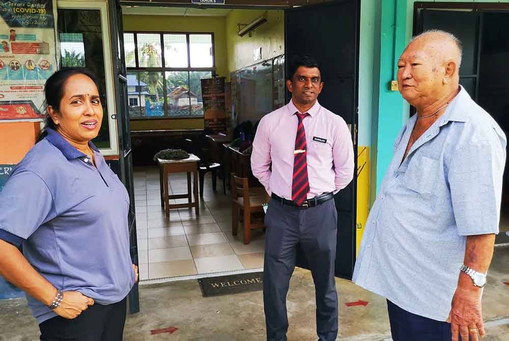 Uncle Yek (kanan) ketika mengadakan kunjungan ke SJKT Ladang Ayer Tawar baru-baru ini.