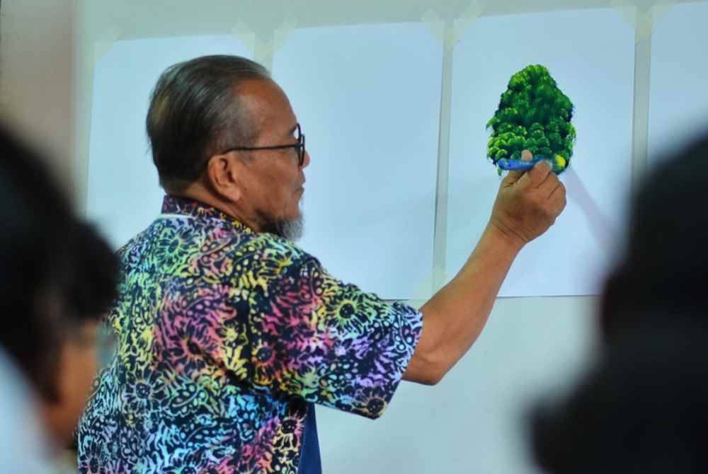 Ismail Ahmad berkongsikan teknik lukisan yang dikuasinga bersam pelajar-pelajar SPM menerusi bengkel yang dianjurkan.