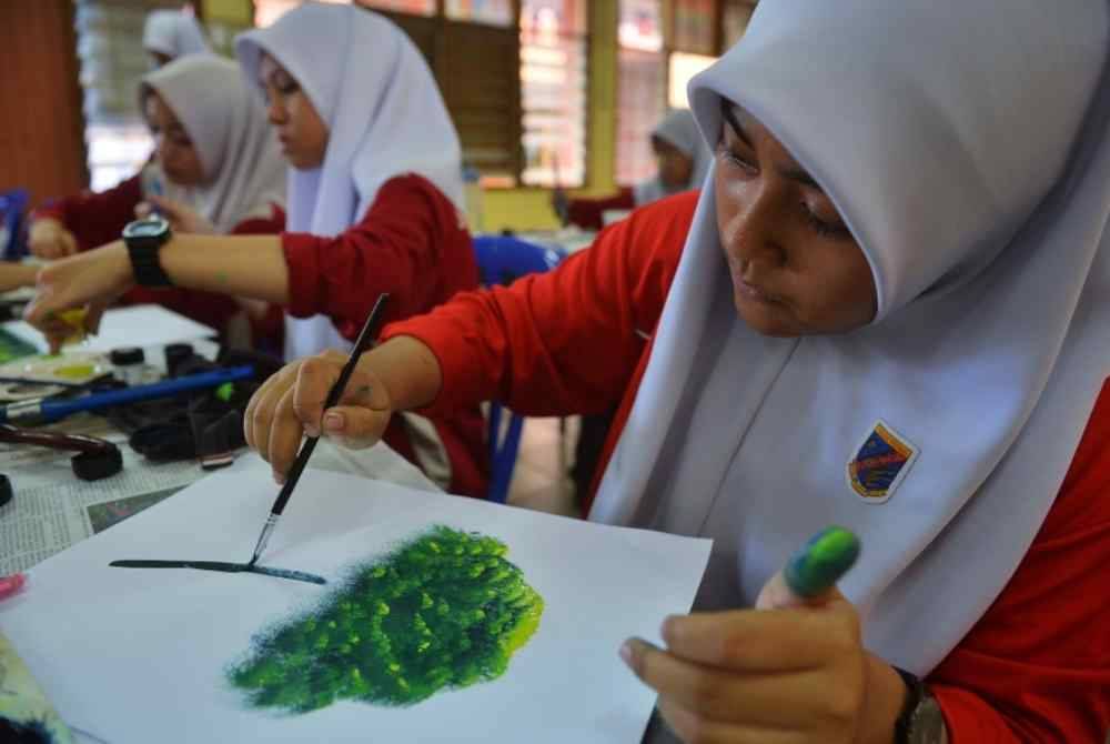 
Pelajar SPM yang mengikuti bengkel lukisan berpeluang menghasilkan sendiri karya mereka selepas mendapat panduan daripada Ismail Ahmad.