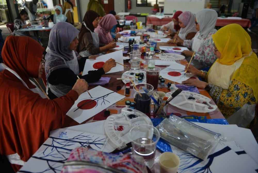 
Peserta yang mengikuti bengkel dianjurkan oleh Ismail Ahmad tekun menghasilkan lukisan.