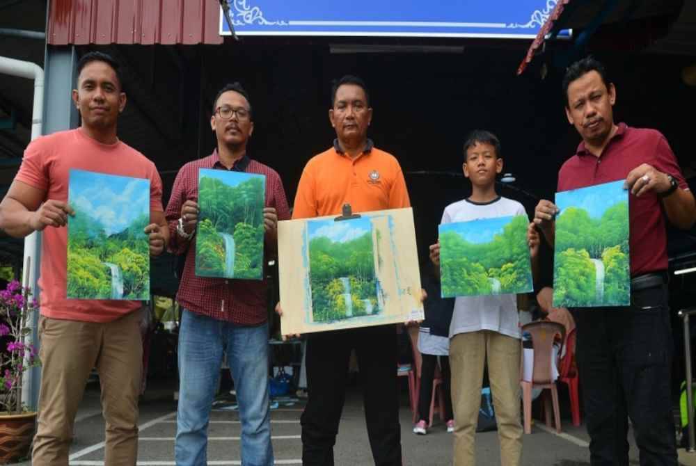 
Antara lukisan yang dihasilkan oleh anak didik Ismail Ahmad bagi menyambung legasi peninggalannya selepas ini.