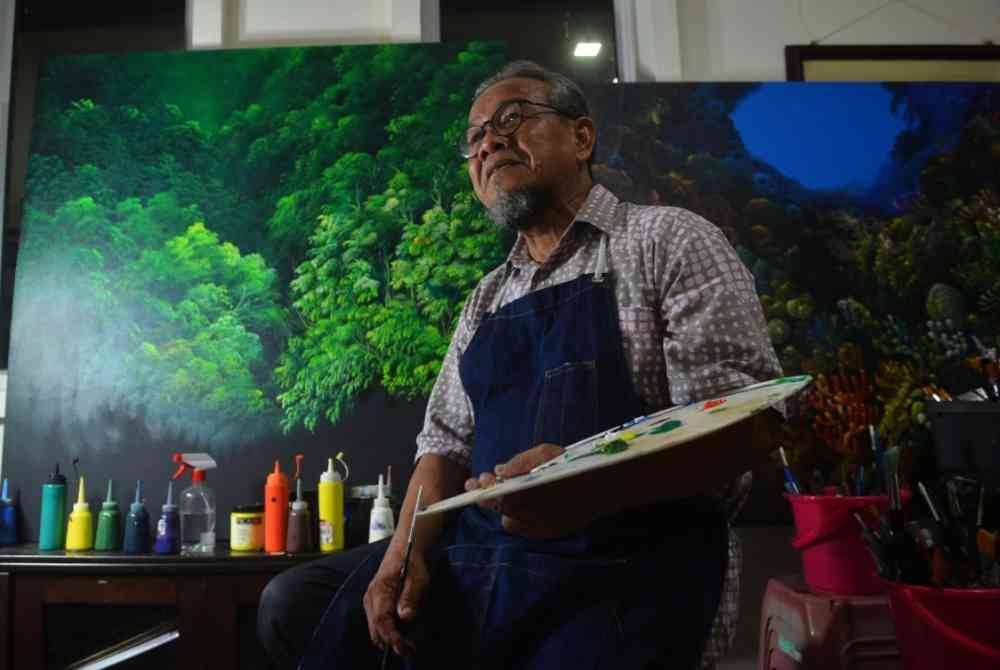 
Ismail Ahmad mengabdikan hidupnya dalam dunia lukisan sejak berabad lalu dan masih meneruskan karier berkenaan sehingga kini.