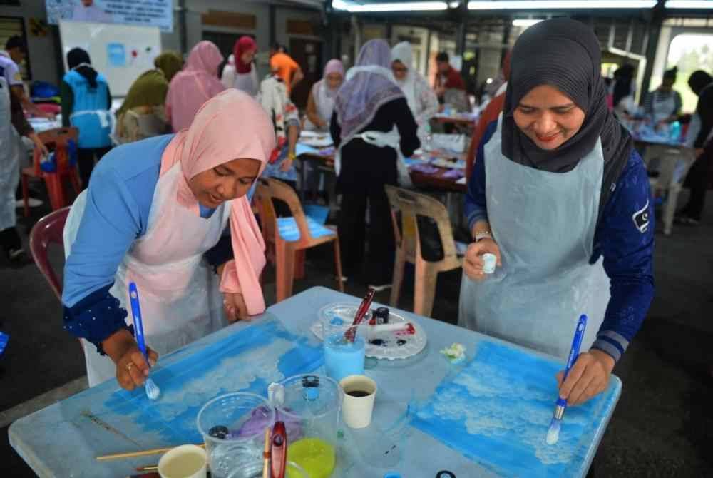 
Peserta yang mengikuti bengkel dianjurkan oleh Ismail Ahmad tekun mendengar tips dan teknik lukisan yang dikongsikannya.