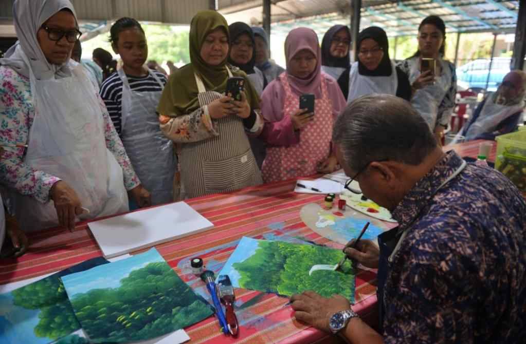 
Ismail Ahmad berkongsikan teknik lukisan yang dikuasinga bersam pelajar-pelajar SPM menerusi bengkel yang dianjurkan.
