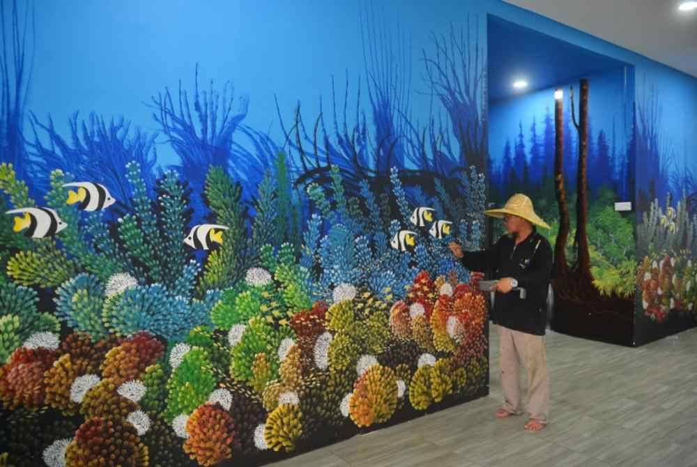 
Antara karya yang dihasilkan di dinding oleh Ismail Ahmad selepas menerima tempahan daripada pelanggannya.