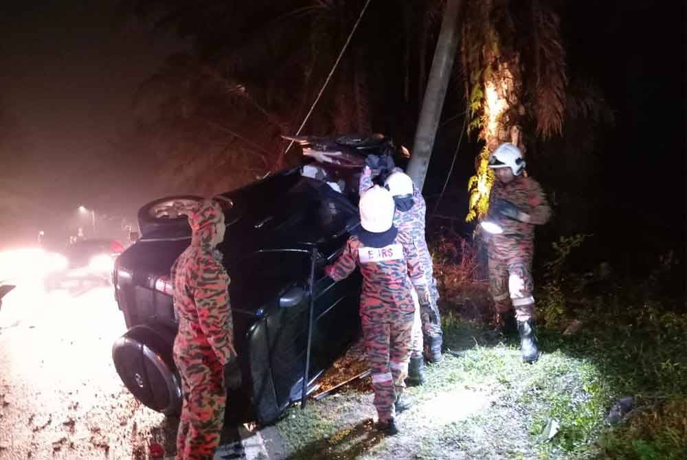 Pasukan bomba sedang berusaha mengeluarkan pemandu wanita yang tersepit selepas kenderaannya melanggar tiang elektrik dalam kejadian malam Jumaat.
