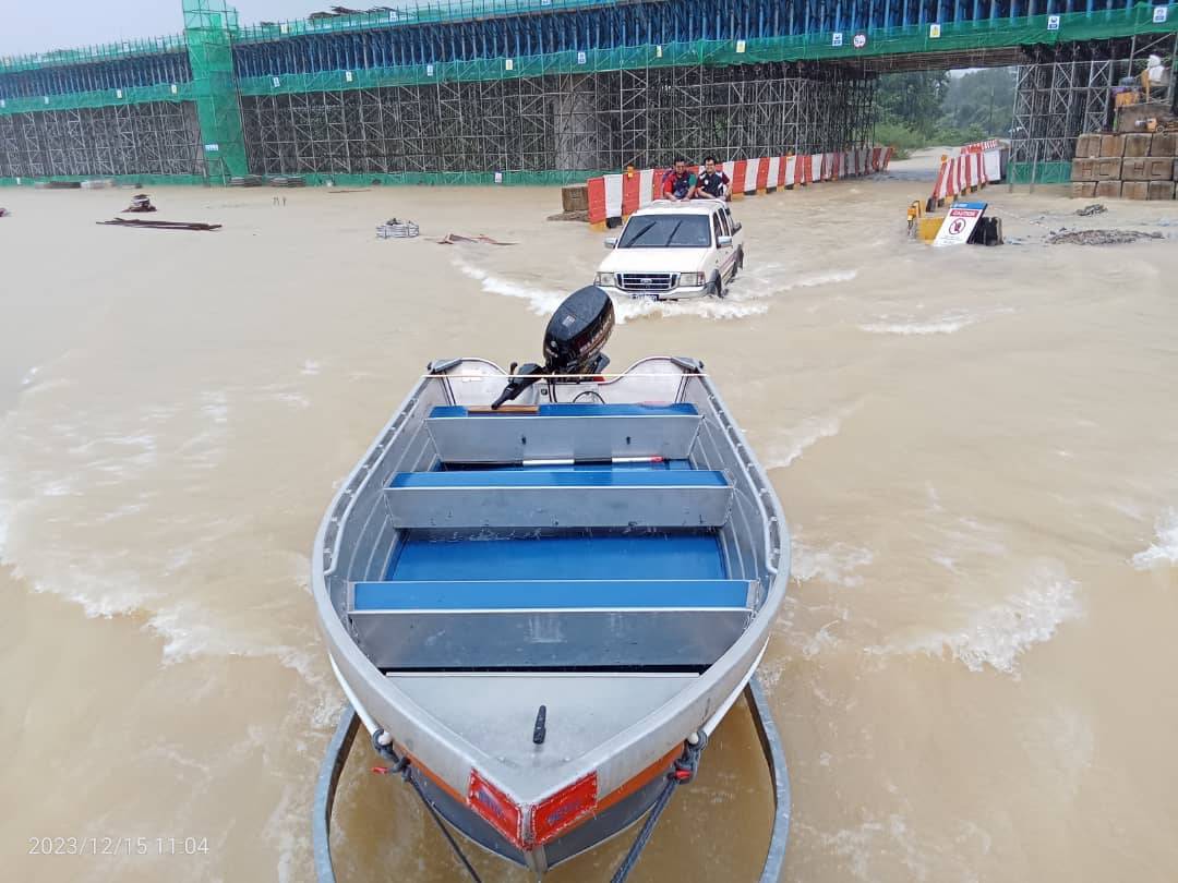 APM menggunakan bot bagi operasi memindahkan mangsa banjir. 