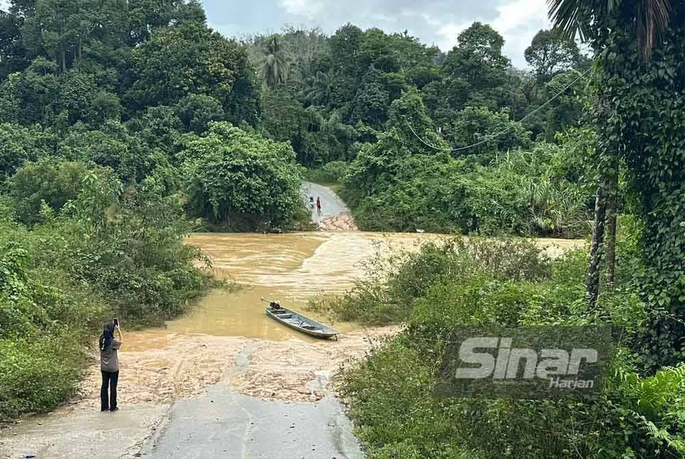 Jambatan tenggelam tidak dapat dilalui.