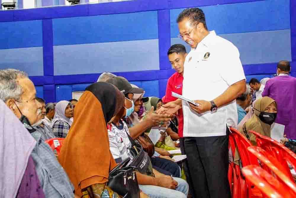 Abdul Rahman menyerahkan sumbangan kepada penerima terpilih sempena program CSR tersebut. - Foto FB Abdul Rahman