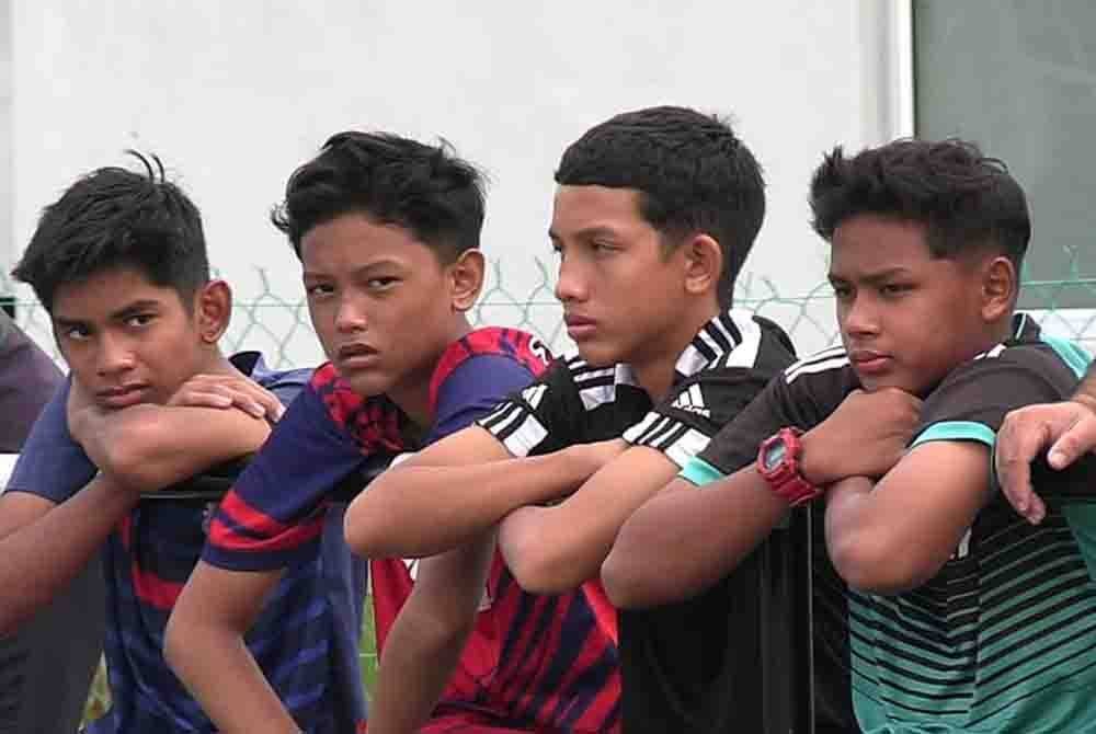 Muhammad Emil (dua dari kiri) bersama empat rakan yang dikatakan ada bersama mangsa ketika kejadian itu berlaku pada Jumaat.