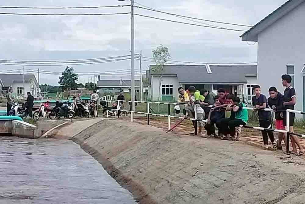 Muhammad Emil bersama lima lagi rakannya berada dilokasi operasi mencari dan penyelamat (SAR) di kawasan Perumahan Makmur Seri Damai Jaya, di sini pada Sabtu.