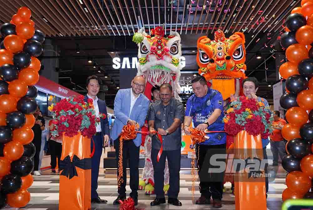 Sheikh Farouk (dua dari kiri), Rohaizi (dua dari kanan) dan Ariffin (kanan) memotong riben sebagai simbolik Majlis Pembukaan Semula AEON BiG Mid Valley Megamall pada Sabtu. - Foto Sinar Harian/MOHD HALIM ABDUL WAHID