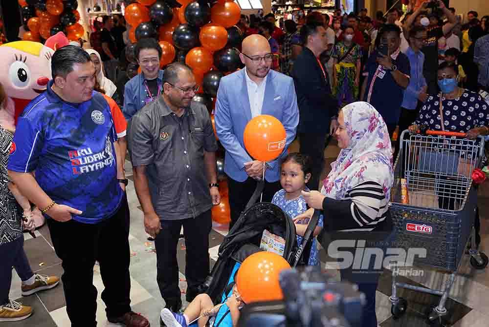 Sheikh Farouk (tiga dari kiri) beramah mesra bersama pelanggan sempena pembukaan semula AEON BiG Valley Megamall pada Sabtu. - Foto Sinar Harian/MOHD HALIM ABDUL WAHID
