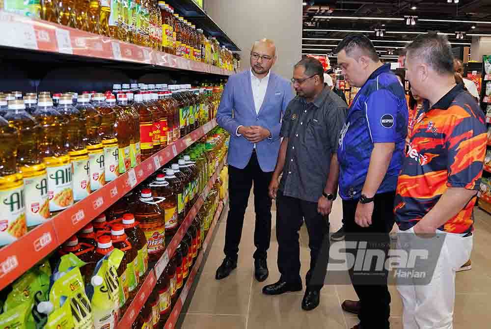 Sheikh Farouk (kiri) ketika lawatan sempena pembukaan semula AEON BiG Valley Megamall pada Sabtu. - Foto Sinar Harian/MOHD HALIM ABDUL WAHID