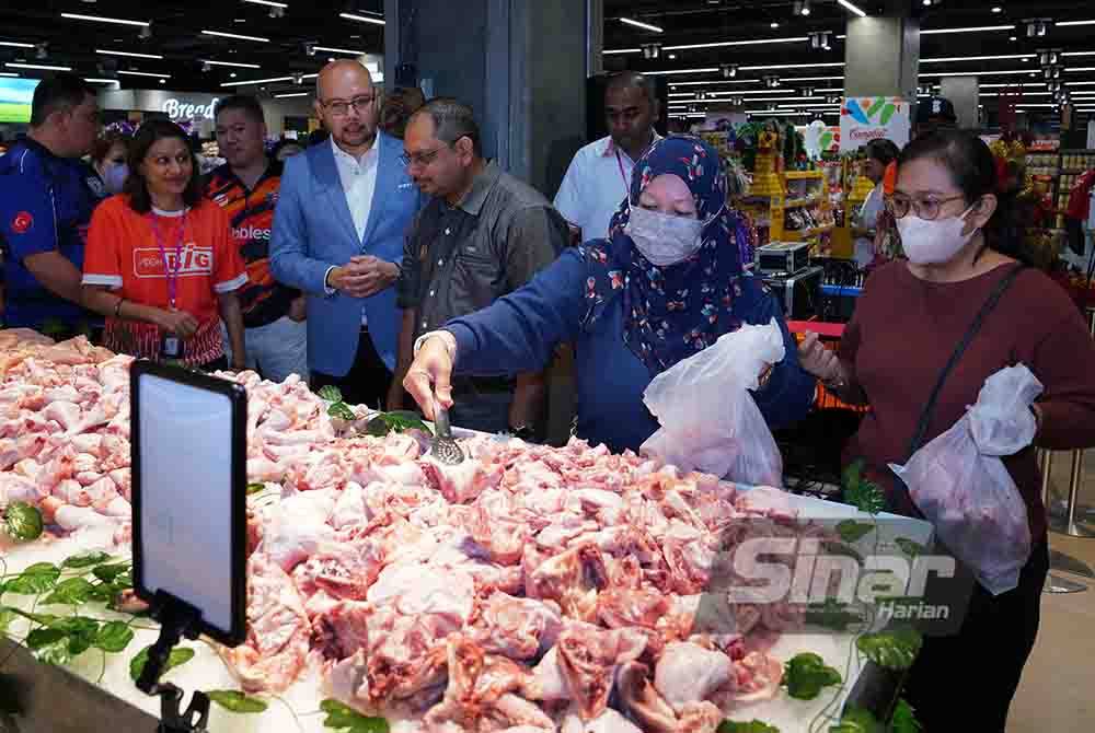 Sheikh Farouk (tiga dari kiri) meninjau barangan jualan sempena pembukaan semula AEON BiG Valley Megamall pada Sabtu. - Foto Sinar Harian/MOHD HALIM ABDUL WAHID