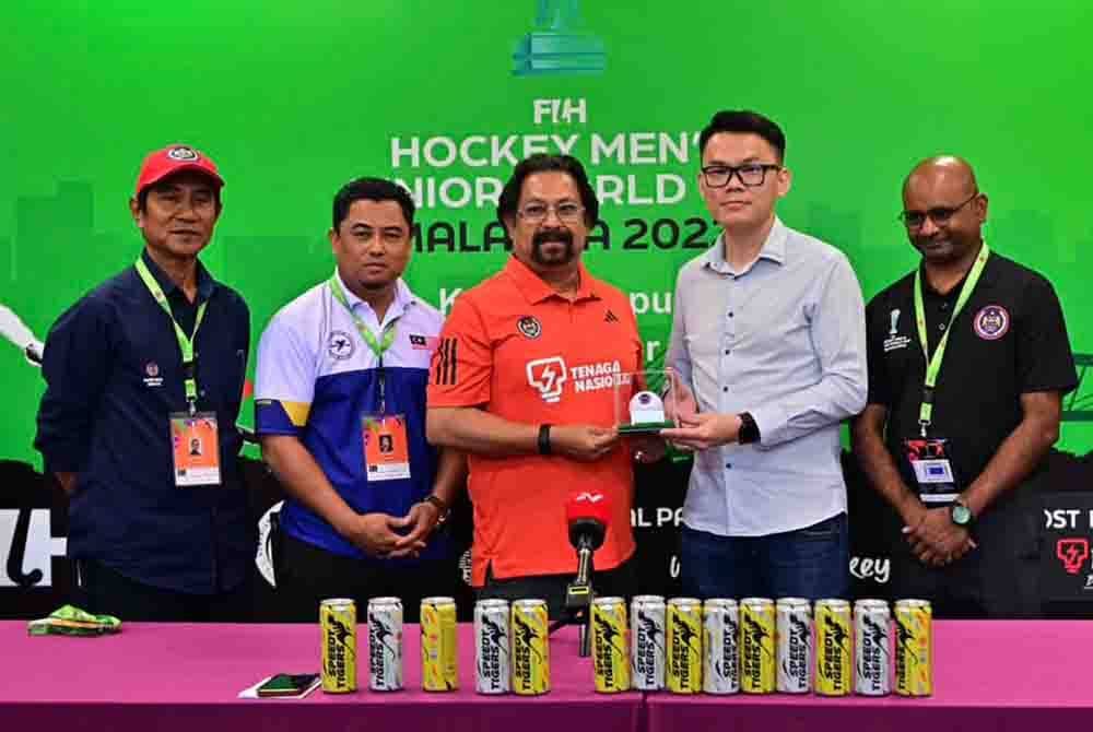 Subahan (tengah) bersama Pengarah Pemasaran Komersial Kian Joo Can Sdn Bhd, Jeff Lau (dua dari kanan) pada sidang akhbar di Stadium Hoki Nasional sebentar tadi. -Foto: FB KHM