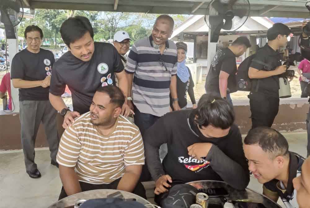 Mohd Najwan (berdiri dua kiri) beramah mesra bersama penduduk yang hadir pada program berkenaan.