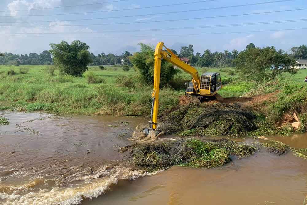 Pembersihan dan pendalaman sungai dilakukan bagi mengelakkan aliran deras air meruntuhkan struktur jambatan