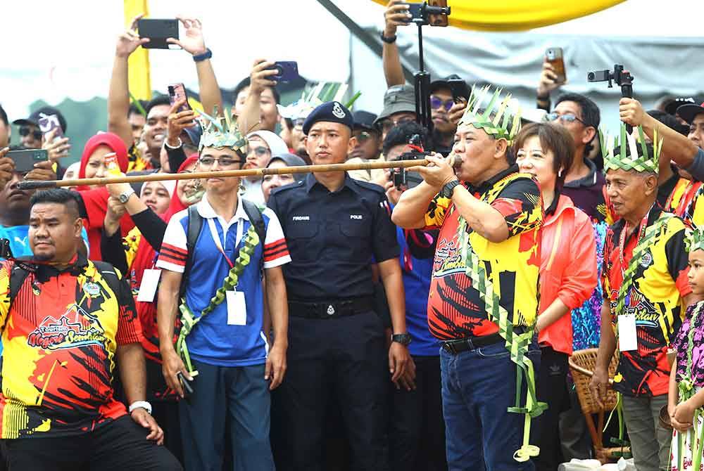 Aminuddin meniup sumpit sebagai gimik perasmian Pesta Bola Ngoca 2023