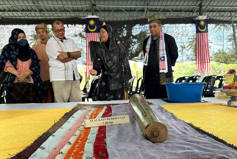 Kain tujuh lapis dan batang pisang yang digunakan dalam istiadat berkhatan diraja zaman dahulu.