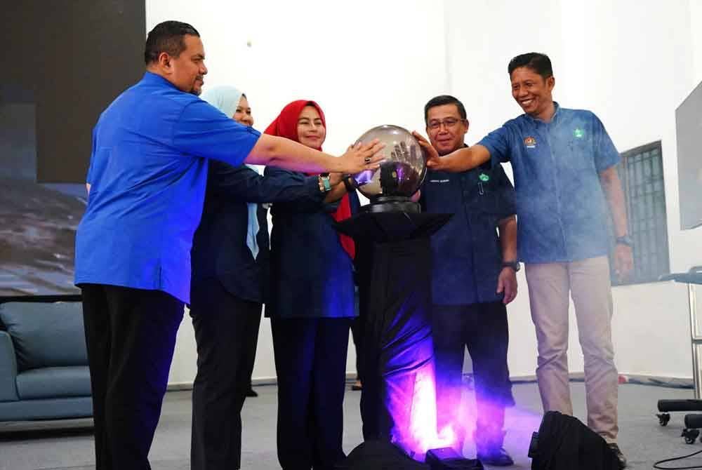 Noraini Ahmad (tiga dari kiri) menyempurnakan gimik perasmian Karnival Usahawan RISDA (KUR) dan Pelancaran Kempen Tanam Semula (TS++) RISDA peringkat negeri Perak di Arena Gerik pada Sabtu.