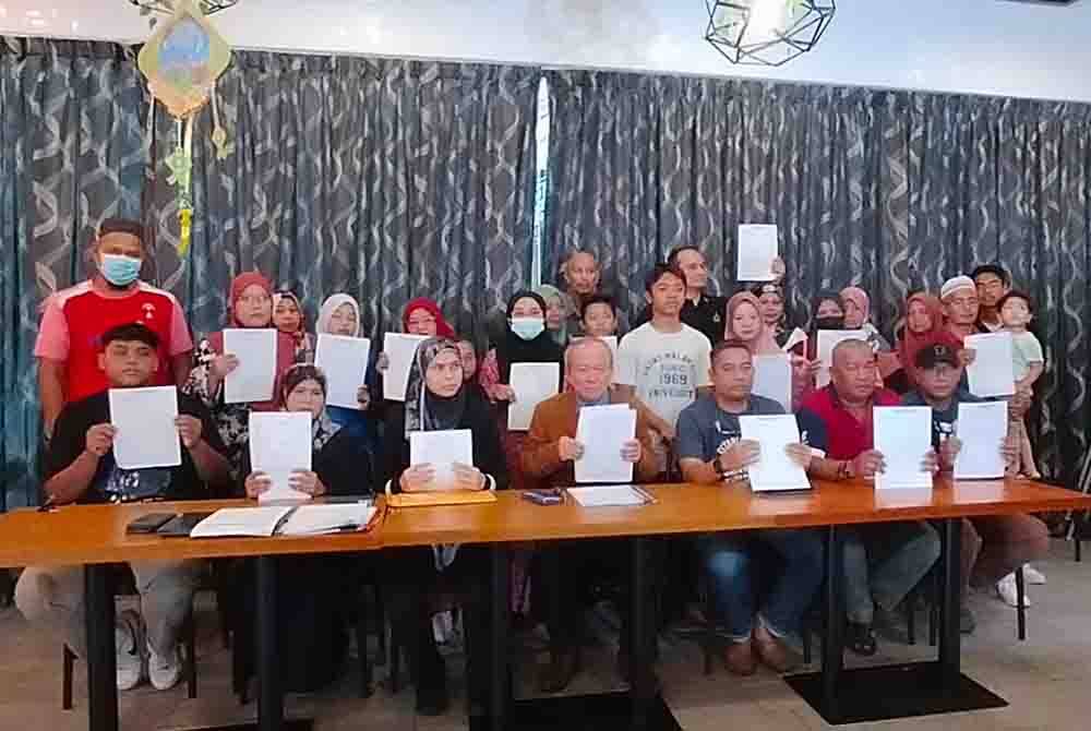 Mangsa pencemaran Sungai Kim Kim pada sidang akhbar mengenai saman sivil yang akan bermula Januari depan.