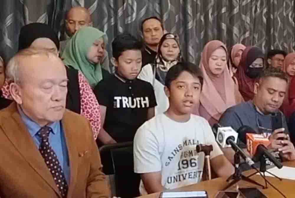 Irfan Wafiy (tengah) pada sidang akhbar taklimat mengenai saman sivil berkenaan pada Sabtu.
