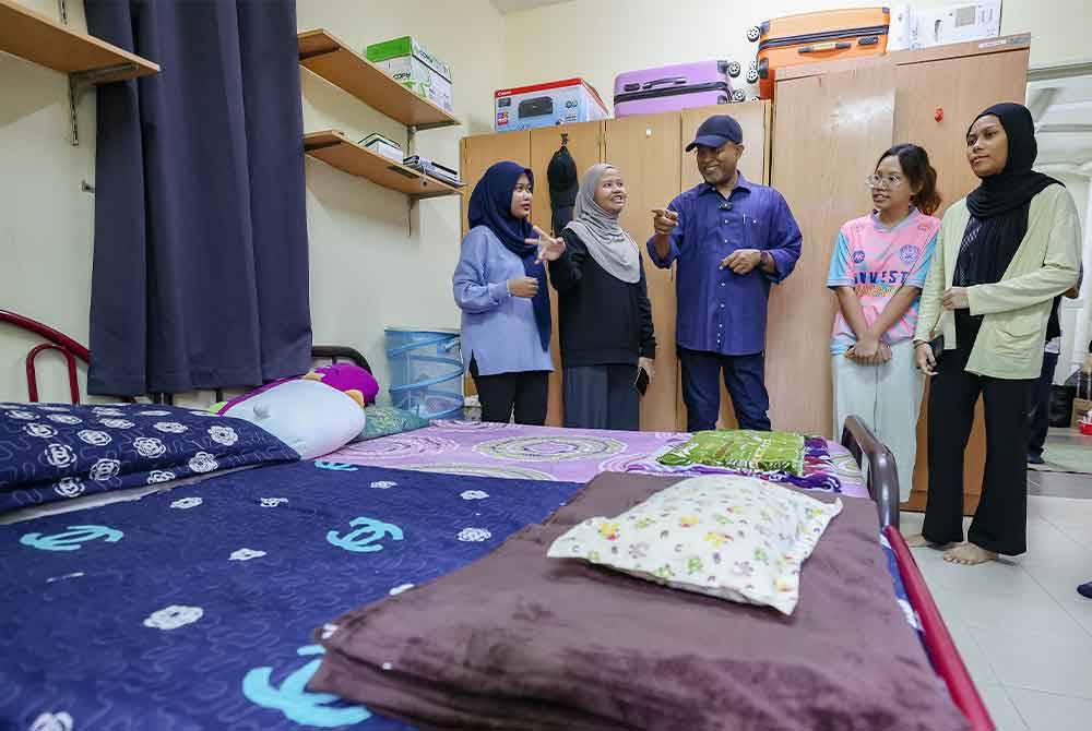 Zambry (tiga dari kiri) beramah mesra bersama para pelajar yang menghuni hostel ketika melawat Kampus Sultan Azlah Shah Universiti Pendidikan Sultan Idris (UPSI) pada Sabtu. - Foto: Bernama