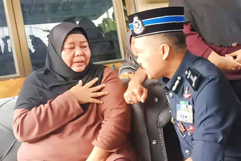 Mohd Yusri menyantuni ibu mangsa, Mimi Julia Ismail, 50, ketika mengadakan kunjungan ke kediaman keluarga mangsa itu di Taman Chepor Sentosa pada Sabtu.