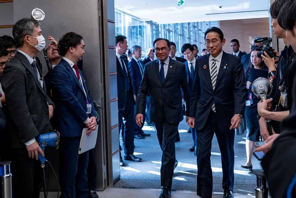 Anwar mengadakan pertemuan dua hala dengan rakan sejawat dari Jepun, Fumio Kishida dalam lawatan kerja lima hari. - Foto Facebook Anwar Ibrahim