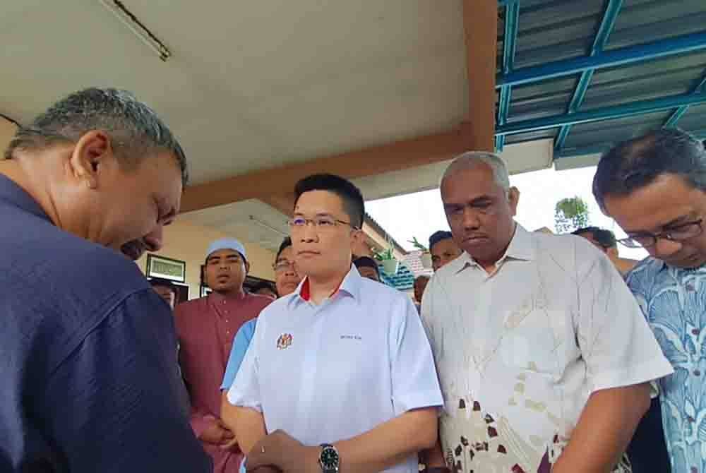 Kah Woh (tiga dari kanan) turut hadir memberikan sokongan moral kepada bapa mangsa, Muhd Zamrie.