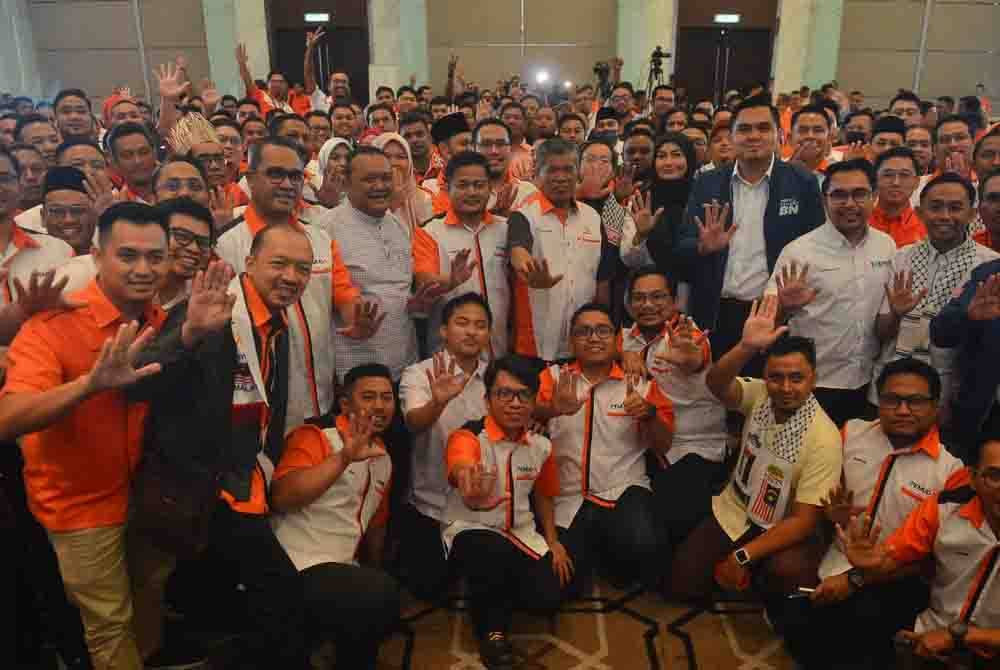 Presiden Amanah, Datuk Seri Mohamad Sabu bersama para perwakilan yang hadir merakamkan gambar bersama sewaktu Konvensyen Pemuda Nasional 2023 di salah sebuah pusat acara di Bangsar,pada Sabtu. - FOTO SINAR HARIAN/ ASRIL ASWANDI SHUKOR.
