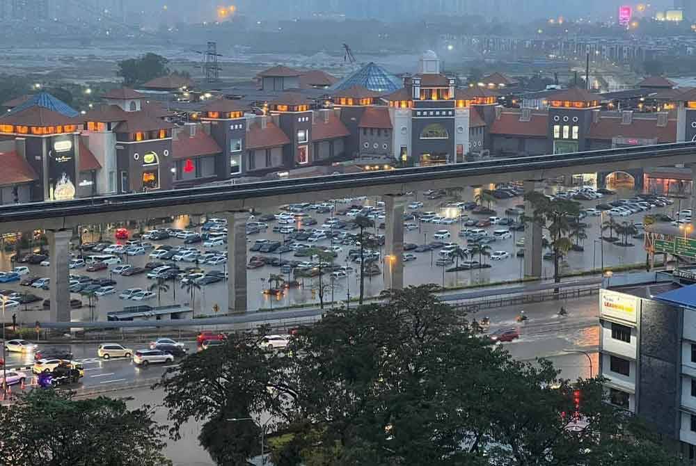 Keadaan banjir di pusat beli belah bersebelahan lebuh raya LDP .Foto: media sosial